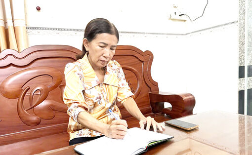 នា​រីប្រ​ធាន​គណៈ​កម្ម​ការ​រណសិរ្ស​ភូមិ​គំ​រូ​ ជិត​ដិតនឹង​ប្រ​ជា​ជន​