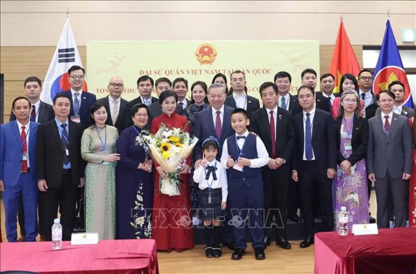 Party leader meets with Vietnamese community in RoK