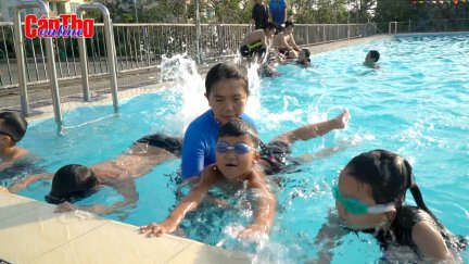 Lớp dạy bơi của cô Quý Lớp dạy bơi của cô Quý