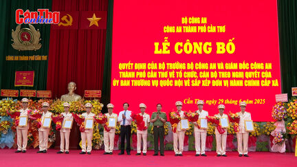 Công an TP Cần Thơ tổ chức lễ công bố các quyết định về tổ chức, cán bộ Công an TP Cần Thơ tổ chức lễ công bố các quyết định về tổ chức, cán bộ