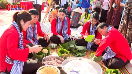 Thi gói, nấu và trưng bày bánh tét, bánh chưng dâng Quốc Tổ Hùng Vương