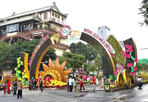 Khoảng 320.000 lượt khách tham quan Ðường hoa nghệ thuật TP Cần Thơ Xuân Ất Tỵ Khoảng 320.000 lượt khách tham quan Ðường hoa nghệ thuật TP Cần Thơ Xuân Ất Tỵ