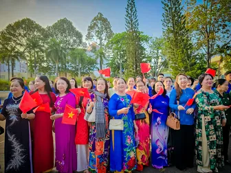 Người dân TP Cần Thơ nô nức mừng ngày hội non sông thống nhất