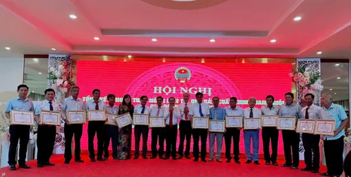 Nông dân thi đua sản xuất, kinh doanh giỏi Nông dân thi đua sản xuất, kinh doanh giỏi