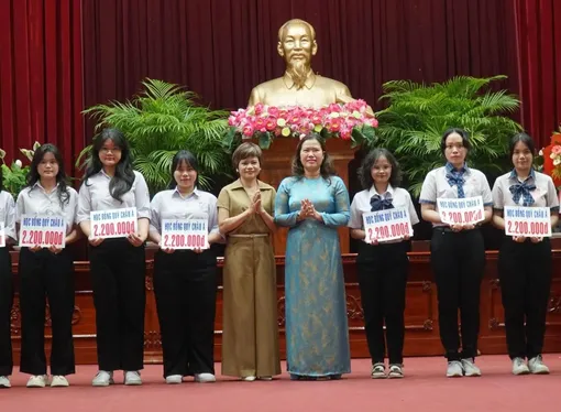 Chung tay hỗ trợ học sinh khó khăn Chung tay hỗ trợ học sinh khó khăn