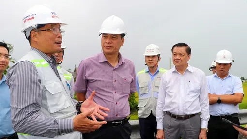 Thứ trưởng Bộ Xây dựng kiểm tra tiến độ các dự án giao thông trọng điểm Thứ trưởng Bộ Xây dựng kiểm tra tiến độ các dự án giao thông trọng điểm