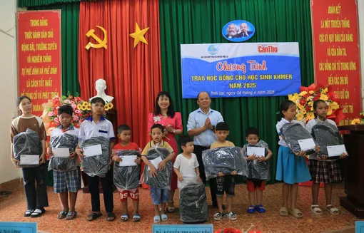 Báo Cần Thơ trao học bổng cho học sinh dân tộc Khmer ở huyện Thới Lai Báo Cần Thơ trao học bổng cho học sinh dân tộc Khmer ở huyện Thới Lai