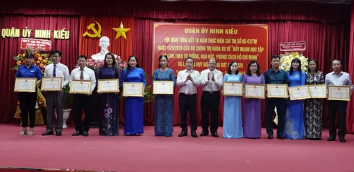 Phát huy, nhân rộng những điển hình làm theo gương Bác Phát huy, nhân rộng những điển hình làm theo gương Bác