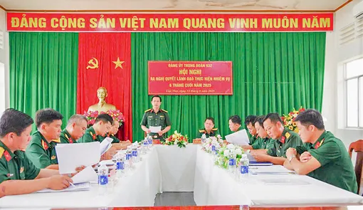 Lãnh đạo thực hiện tốt công tác huấn luyện, sẵn sàng chiến đấu Lãnh đạo thực hiện tốt công tác huấn luyện, sẵn sàng chiến đấu