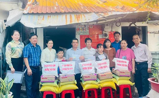 Phường Thới Bình hỗ trợ các gia đình bị hỏa hoạn trong khu nhà trọ Phường Thới Bình hỗ trợ các gia đình bị hỏa hoạn trong khu nhà trọ