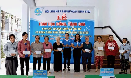 Trao 40 suất học bổng, quà cho học sinh và phụ nữ có hoàn cảnh khó khăn, vượt khó tiêu biểu Trao 40 suất học bổng, quà cho học sinh và phụ nữ có hoàn cảnh khó khăn, vượt khó tiêu biểu