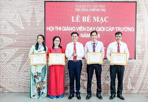 Phát huy vai trò của giảng viên Trường Chính trị trong bảo vệ nền tảng tư tưởng của Đảng Phát huy vai trò của giảng viên Trường Chính trị trong bảo vệ nền tảng tư tưởng của Đảng