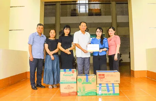 Tặng 1 tấn gạo và nhu yếu phẩm Tặng 1 tấn gạo và nhu yếu phẩm