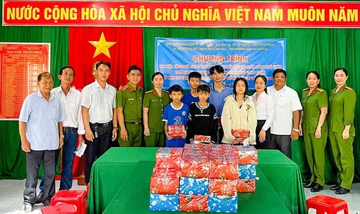 Học Bác, làm những việc vì lợi ích của dân Học Bác, làm những việc vì lợi ích của dân