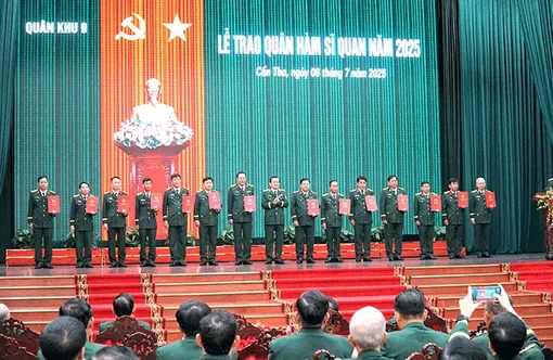 Quân khu 9 tổ chức Lễ trao quân hàm sĩ quan năm 2025 Quân khu 9 tổ chức Lễ trao quân hàm sĩ quan năm 2025