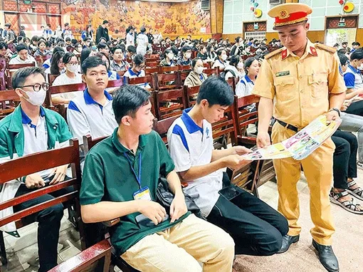 Nêu cao tinh thần trách nhiệm, giữ vững trật tự an toàn giao thông trên địa bàn Nêu cao tinh thần trách nhiệm, giữ vững trật tự an toàn giao thông trên địa bàn