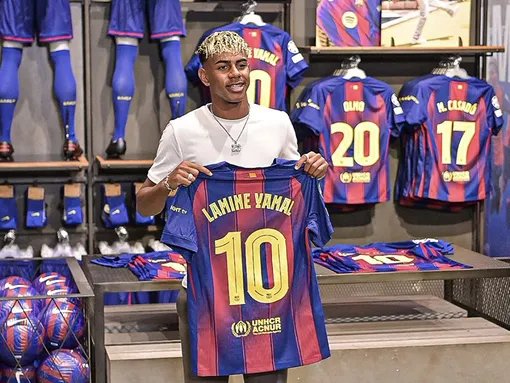 Yamal nhận áo đấu huyền thoại của Barcelona Yamal nhận áo đấu huyền thoại của Barcelona