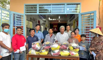 Làm theo Bác bằng những hành động thiết thực Làm theo Bác bằng những hành động thiết thực