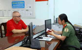 Công an TP Cần Thơ thực hiện cao điểm cấp tài khoản định danh điện tử cho người nước ngoài Công an TP Cần Thơ thực hiện cao điểm cấp tài khoản định danh điện tử cho người nước ngoài