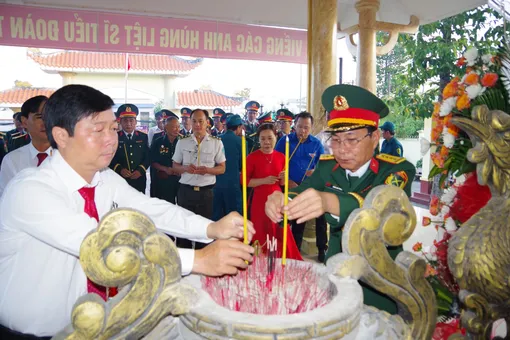 Viếng Nhà tưởng niệm và Nghĩa trang Liệt sĩ ở các địa phương Viếng Nhà tưởng niệm và Nghĩa trang Liệt sĩ ở các địa phương