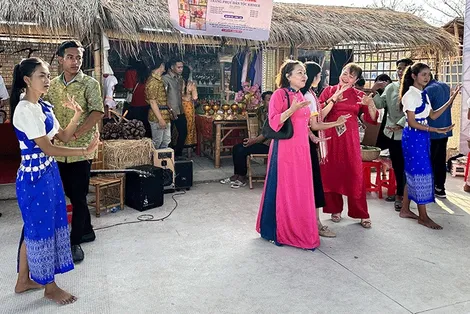 Khai thác bản sắc văn hóa thu hút khách du lịch Khai thác bản sắc văn hóa thu hút khách du lịch