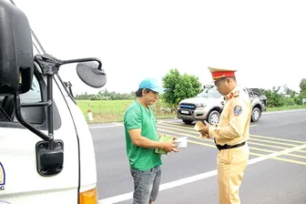 Tiếp tục bám sát 6 nhóm chuyên đề trong xử lý vi phạm giao thông Tiếp tục bám sát 6 nhóm chuyên đề trong xử lý vi phạm giao thông