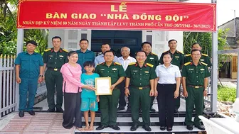 Trao tặng “Nhà đồng đội” của Bộ Quốc phòng Trao tặng “Nhà đồng đội” của Bộ Quốc phòng