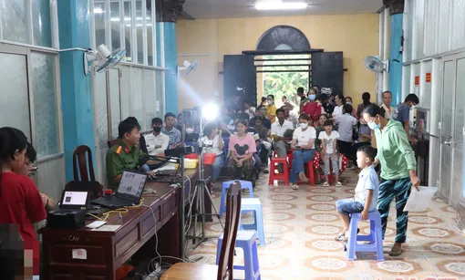 Làm việc với người phụ nữ dùng vé số và tiền để trao đổi lượt số thứ tự làm căn cước Làm việc với người phụ nữ dùng vé số và tiền để trao đổi lượt số thứ tự làm căn cước