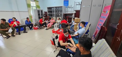 Thêm nhiều người tình nguyện hiến máu Thêm nhiều người tình nguyện hiến máu