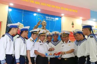Vùng 4 Hải quân nhận và trao hàng trăm lá thư viết tay tới quân dân đặc khu Trường Sa Vùng 4 Hải quân nhận và trao hàng trăm lá thư viết tay tới quân dân đặc khu Trường Sa