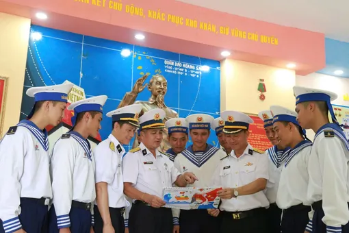 Vùng 4 Hải quân nhận và trao hàng trăm lá thư viết tay tới quân dân đặc khu Trường Sa Vùng 4 Hải quân nhận và trao hàng trăm lá thư viết tay tới quân dân đặc khu Trường Sa