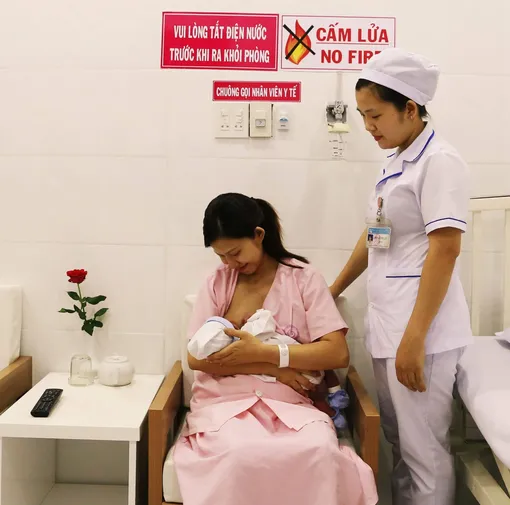 Ưu tiên nuôi con bằng sữa mẹ Ưu tiên nuôi con bằng sữa mẹ