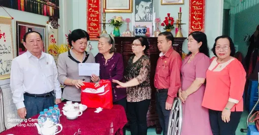 Thăm, trao quà tặng nạn nhân chất độc da cam Thăm, trao quà tặng nạn nhân chất độc da cam