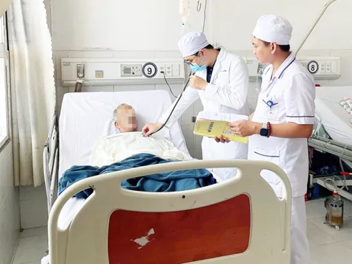 Phẫu thuật nội soi lồng ngực điều trị viêm mủ khoang màng ngoài tim cho cụ ông ở Cần Thơ Phẫu thuật nội soi lồng ngực điều trị viêm mủ khoang màng ngoài tim cho cụ ông ở Cần Thơ