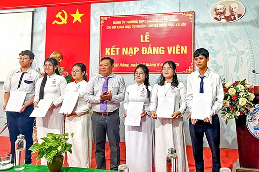 Bổ sung nguồn sinh lực mới cho Đảng Bổ sung nguồn sinh lực mới cho Đảng