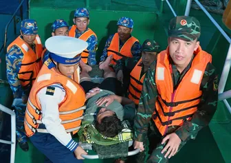 Tàu 571 đưa ngư dân bị nạn từ đảo Song Tử Tây về đất liền an toàn Tàu 571 đưa ngư dân bị nạn từ đảo Song Tử Tây về đất liền an toàn