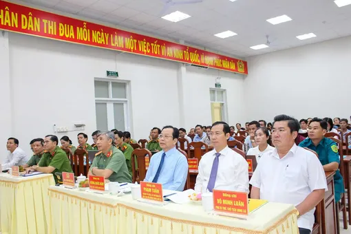 Phát huy tinh thần cảnh giác, mạnh dạn đấu tranh, tố giác tội phạm và bảo vệ người yếu thế Phát huy tinh thần cảnh giác, mạnh dạn đấu tranh, tố giác tội phạm và bảo vệ người yếu thế