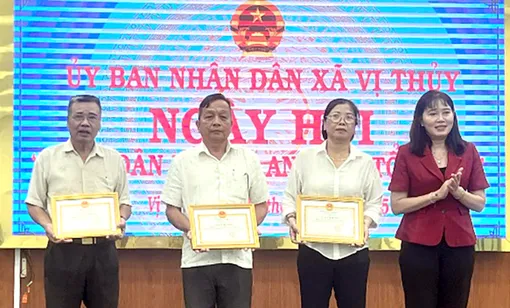 Vị Thủy: 4 tập thể và 17 cá nhân được khen thưởng tại Ngày hội toàn dân bảo vệ an ninh Tổ quốc Vị Thủy: 4 tập thể và 17 cá nhân được khen thưởng tại Ngày hội toàn dân bảo vệ an ninh Tổ quốc