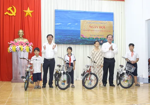 Đẩy mạnh tuyên truyền, vận động toàn dân tích cực tham gia bảo vệ an ninh Tổ quốc Đẩy mạnh tuyên truyền, vận động toàn dân tích cực tham gia bảo vệ an ninh Tổ quốc