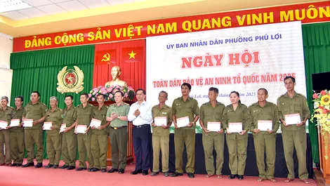 Phú Lợi: Khen thưởng 13 tập thể, cá nhân xuất sắc trong phong trào bảo vệ an ninh Tổ quốc