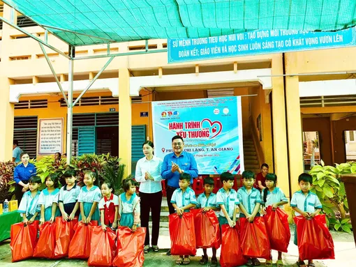 “Hành trình yêu thương” đến với trẻ em vùng biên giới “Hành trình yêu thương” đến với trẻ em vùng biên giới