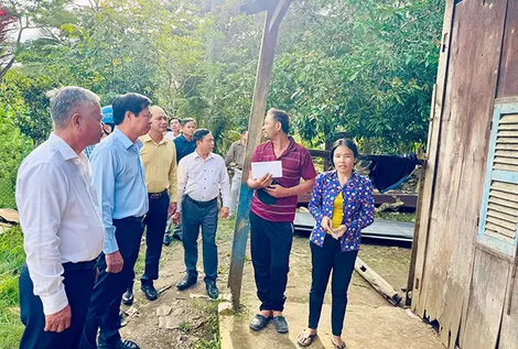 Động viên, hỗ trợ các hộ dân có nhà bị thiệt hại do mưa giông tại xã Long Phú Động viên, hỗ trợ các hộ dân có nhà bị thiệt hại do mưa giông tại xã Long Phú