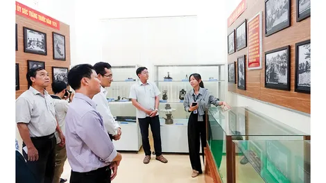 Về thăm căn cứ dưới tán rừng tràm Về thăm căn cứ dưới tán rừng tràm