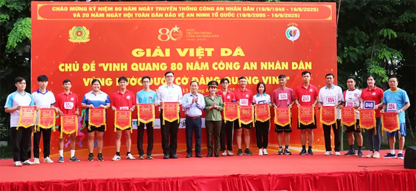 1.000 người tham gia giải việt dã “Vinh quang 80 năm Công an Nhân dân - Vững bước dưới cờ Đảng quang vinh” 1.000 người tham gia giải việt dã “Vinh quang 80 năm Công an Nhân dân - Vững bước dưới cờ Đảng quang vinh”