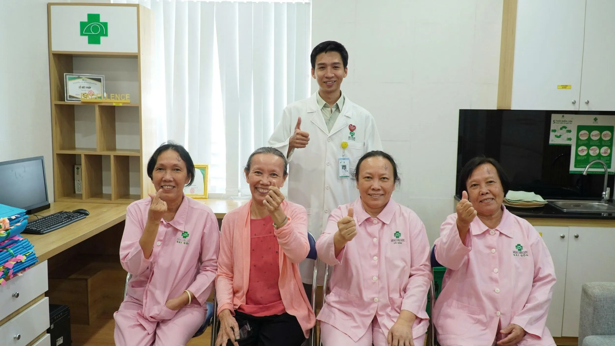 4 chị em cùng tìm lại ánh sáng tại Bệnh viện Mắt Sài Gòn Cần Thơ