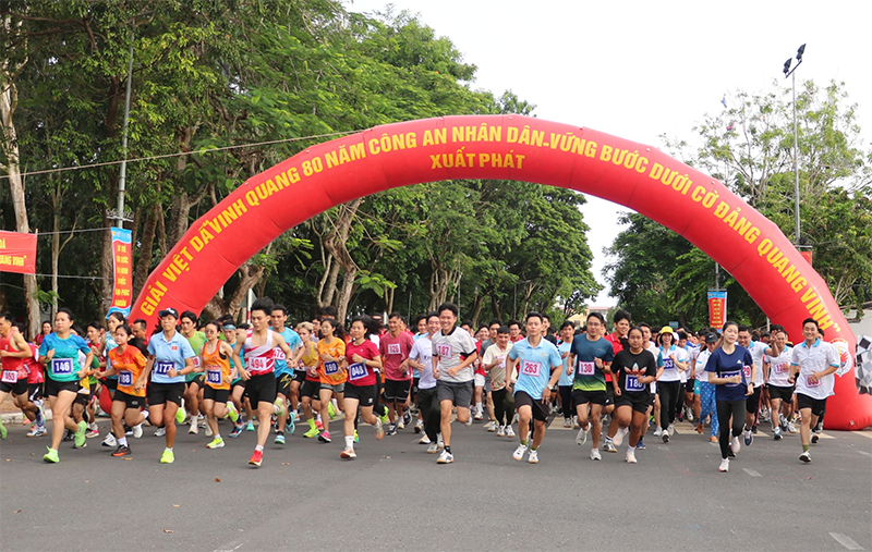 1.000 người tham gia giải việt dã “Vinh quang 80 năm Công an Nhân dân - Vững bước dưới cờ Đảng quang vinh”