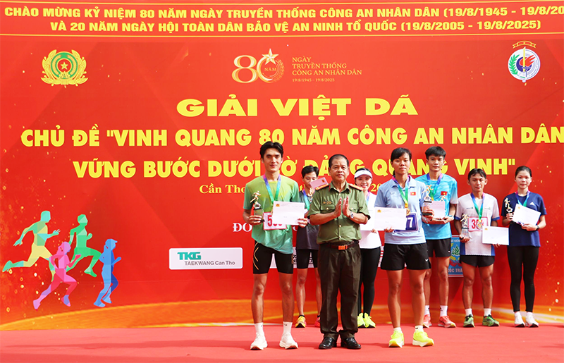1.000 người tham gia giải việt dã “Vinh quang 80 năm Công an Nhân dân - Vững bước dưới cờ Đảng quang vinh”