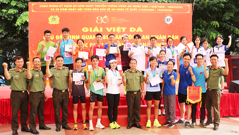 1.000 người tham gia giải việt dã “Vinh quang 80 năm Công an Nhân dân - Vững bước dưới cờ Đảng quang vinh”